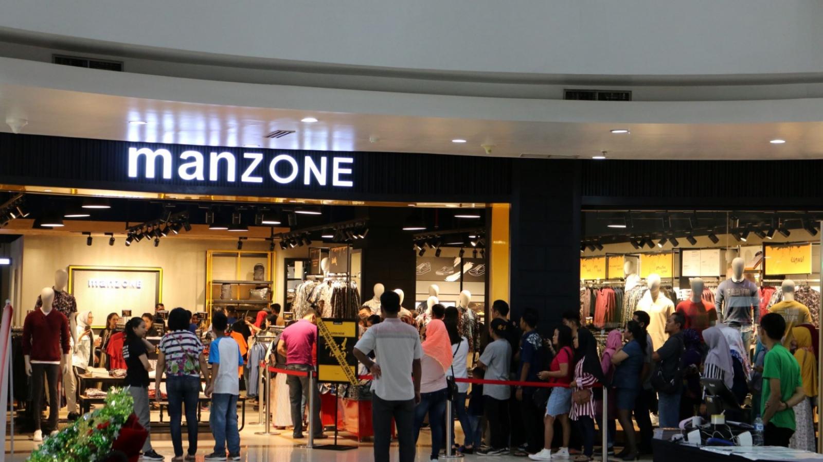 Pengunjung tampak mengular pada salah satu gerai besutan perseroan. FOTO - ISTIMEWA Tutup Distributor PUMA, dan Levi’s, Ini Dalih Mega Perintis (ZONE)