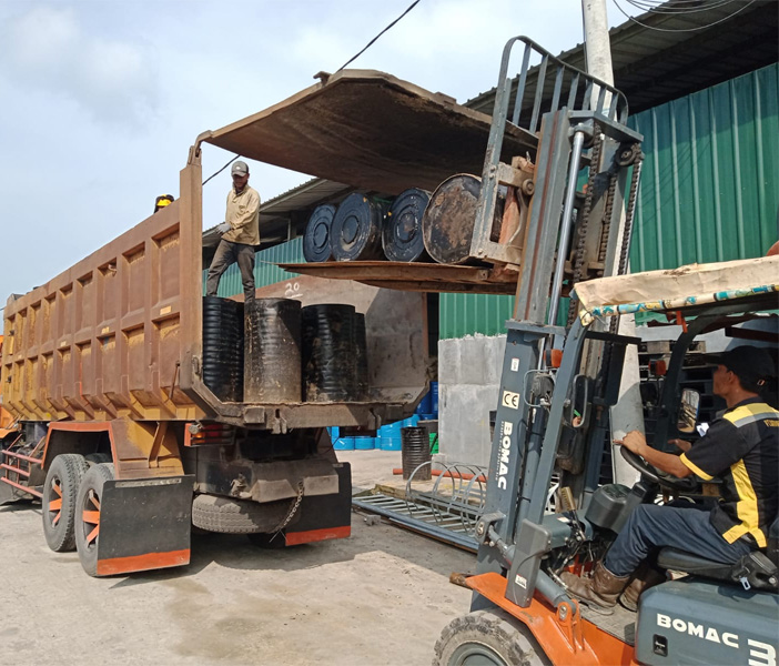 Salah satu kegiatan di pabrik Xolare Energy. FOTO - ISTIMEWA Saham Gocap Melejit Ratusan Persen, Muncul Pengumuman Mengejutkan