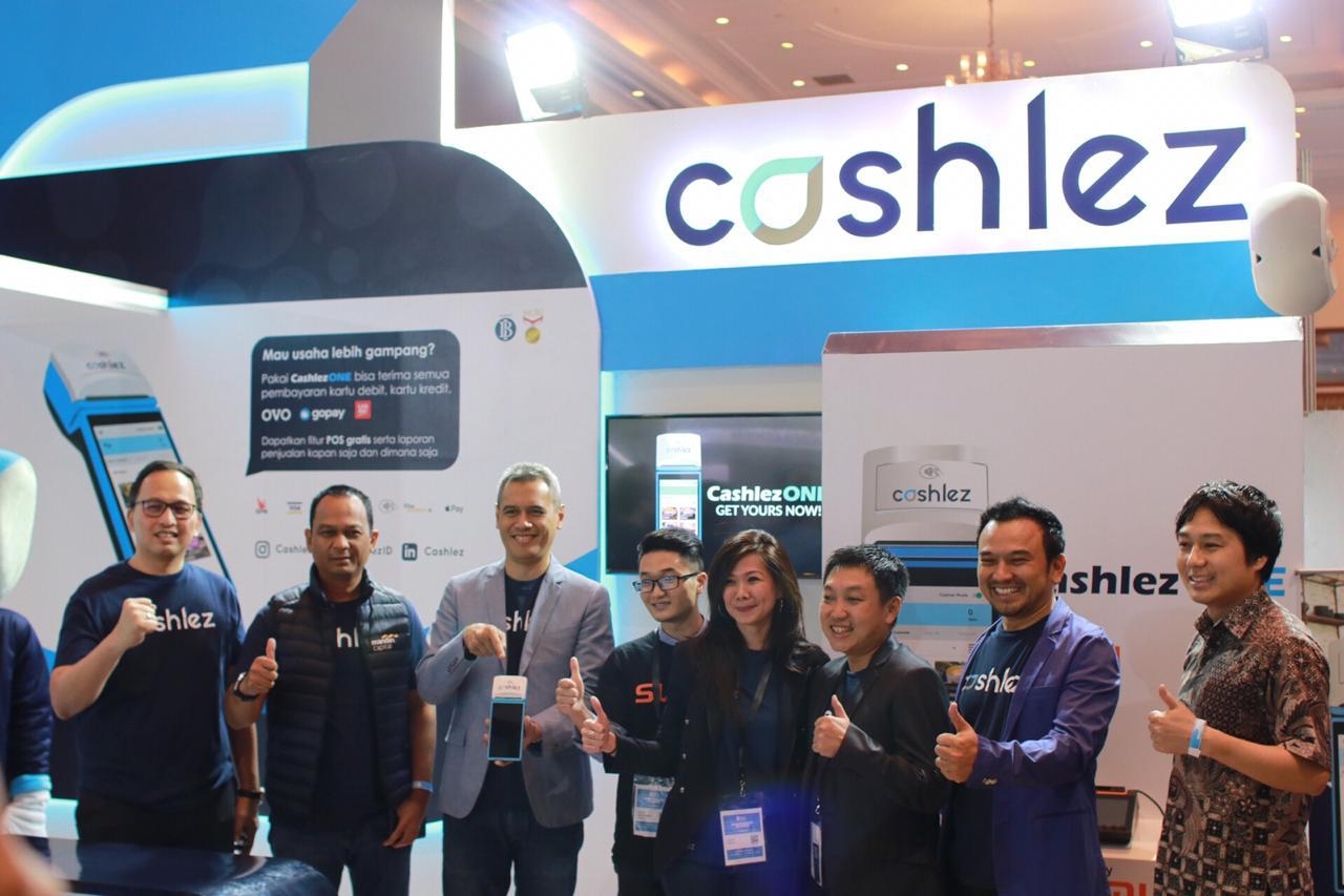 SIAP - Pengurus Cashlez berpose bersama pada suatu kesempatan. FOTO - ISTIMEWA CASH Setujui Tak Bagi Dividen dan Ganti Direktur
