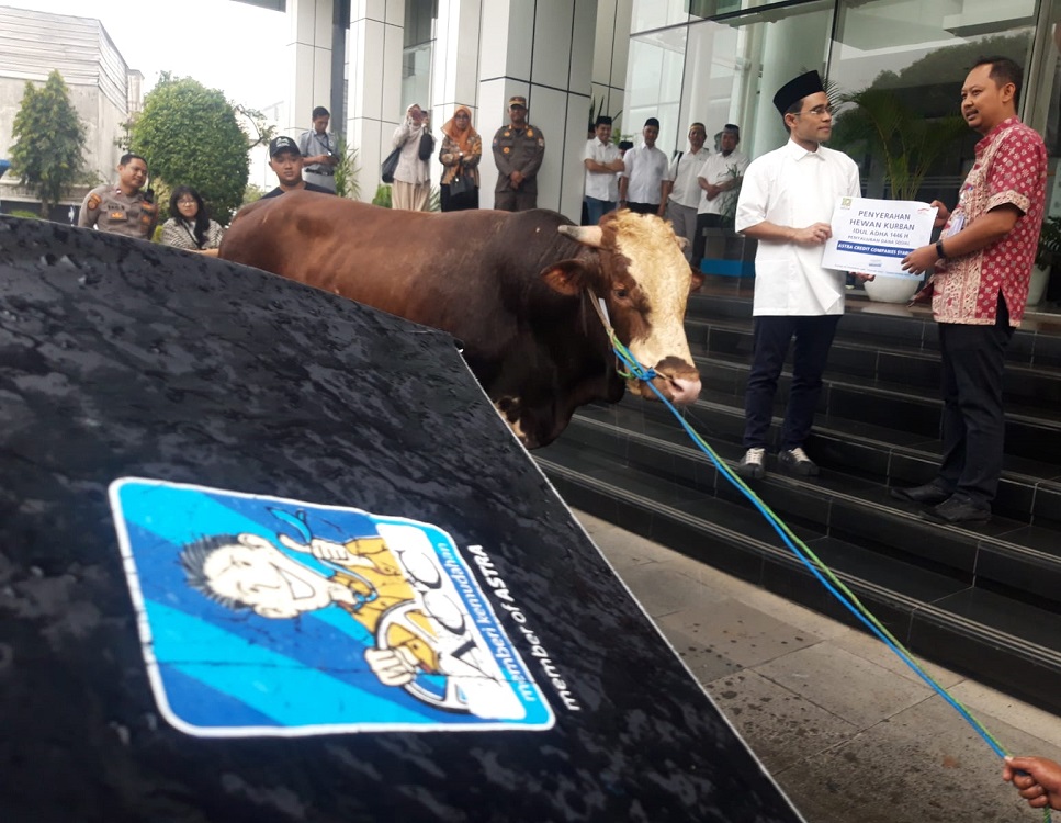 Ki-Ka: Chief Human Capital Officer - Fredericus Radix Wikanto dan Lurah Tanjung Barat - Rizki Wijaya ketika serah terima hewan qurban. ACC Grup Astra Salurkan Ratusan Hewan Kurban di Seluruh Indonesia