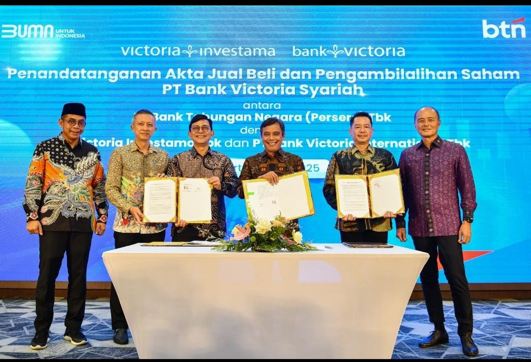 Direktur Utama BTN Nixon LP Napitupulu bersama Direktur Utama PT Bank Victoria International Tbk (BVIC) Achmad Friscantono, Wakil Direktur Utama BVIC Rusli, dan Direktur Utama PT Victoria Investama Tbk (VICO) Aldo Jusuf Tjahaja menunjukkan Akta Jual Beli usai Penandatanganan Akta Jual Beli dan Pengambilalihan Saham PT Bank Victoria Syariah (BVIS) disaksikan Komisaris Utama VICO Untung Woenardi serta Komisaris Utama BTN Suryo Utomo di Jakarta Kamis, 5 Juni 2025. (Foto: Endang Muchtar) BTN Resmi Akuisisi Bank Victoria Syariah (BVIS) Rp1,5T