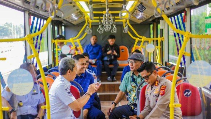 Pengoperasian Transjabodetabek Rute Bogor-Blok M, di Terminal Blok M Jakarta, Kamis (6/5/2025). Dok. Tribunnews. Kurangi Macet Tol Jagorawi, Transjabodetabek Bogor-Blok M Beroperasi