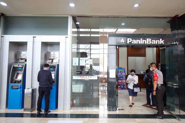 Petugas tampak siaga mengawal pelayanan Bank Panin. FOTO - ISTIMEWA Harga Anjlok 39,68 Persen, Wadirut Ini Lego Seluruh Saham PNBN