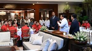 Presiden Prabowo Subianto makan siang bersama para pemain, dan pelatih timnas Indonesia, Jumat (6/6/2025). Detiknews. Usai Taklukkan China, Timnas Indonesia dapat Jam Rolex dari Presiden