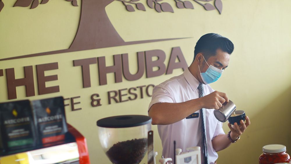 Salah searang peserta didik Akademi Idea tengah meracik minuman. FOTO - ISTIMEWA IDEA Tabur Sisa Dividen Rp0,5 per Lembar, Intip Jadwalnya