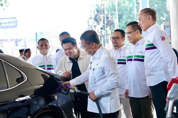 Gubernur Jawa Tengah didampingi Direktur Utama Pertamina, Komisaris Utama Pertamina dan Plt Direktur Utama PT Pertamina Patra Niaga melakukan pengisian perdana produk Pertamax Green 95 yang dimulai pemasarannya pada hari ini Kamis, 5 Juni 2025 di Kota Semarang dalam rangka memperingati Hari Lingkungan Hidup Sedunia. Pertamina Luncurkan Pertamax Green 95 di Jawa Tengah