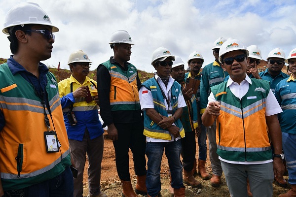 Di sela-sela pemantauan sumur migas di Sorong, Menteri ESDM Bahlil Lahadalia menyempatkan diri meninjau tambang nikel PT GAG Nikel di Pulau Gag, Kabupaten Raja Ampat, pada Sabtu (7/6). ESDM Tak Temukan Masalah di Tambang Nikel PT GAG, Raja Ampat