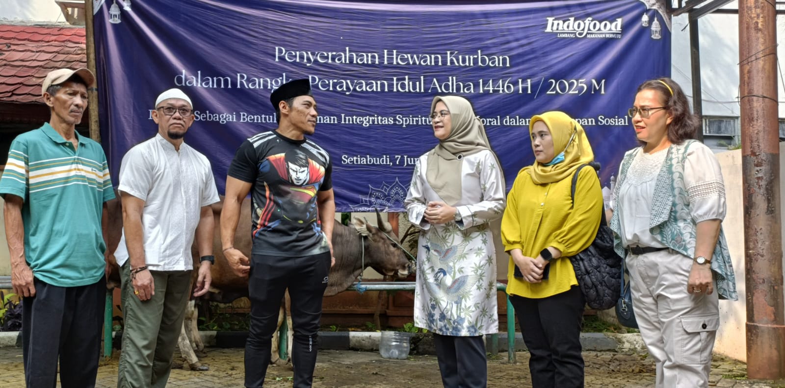 Foto bawah dari kanan ke kiri: Therysiana Kumokong, CSR Manager PT Indofood Sukses Makmur; Jolanda Astria, Sekpim (PJLP) Camat Setiabudi; Nurulita Novi Arlaida, Head of Corporate Public Relations PT Indofood Sukses Makmur; Bayu Pasca Soengkono, Lurah Setiabudi; Dwi Sunu Irwantono, RW 1 Setiabudi; Herman, RW 2 Setiabudi Indofood (INDF) Salurkan 325 Hewan Qurban