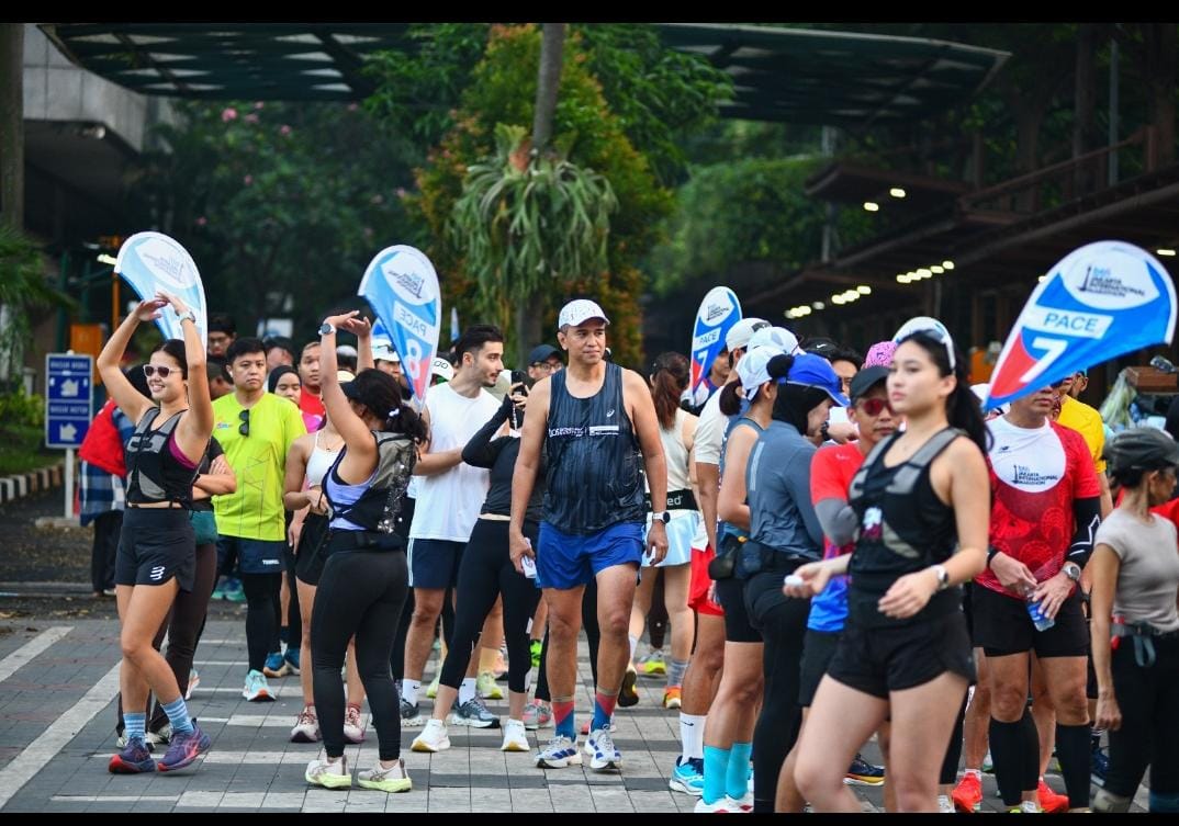 Corporate Secretary BTN Ramon Armando bersama sejumlah pelari melintasi ruas Jalan Jenderal Sudirman dalam gelaran Sunday Morning Run bersama team BTN Jakarta International Marathon (BTN JAKIM) 2025 di Jakarta, Minggu (8/6). (Foto:Endang Muchtar). BTN JAKIM 2025, 32 Ruas Jalan Akan Ditutup Pada 29 Juni
