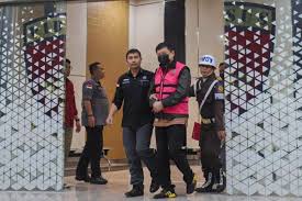 Iwan Kurniawan Lukminto (rompi) menjalani pemeriksaan di Kejagung. Dok. iNews Tuntaskan Penyidikan Kasus Korupsi, Kejagung Cekal Dirut Sritex