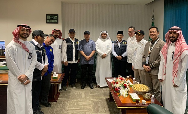 Menteri Perhubungan Dudy Purwagandhi menghadiri pertemuan antara anggota Amirul Hajj Indonesia 2025 dengan Otoritas Bandara Taif International Airport di Makkah, Arab Saudi, Minggu (8/6). Kemungkinan Jamaah Haji/Umroh RI Bakal Lewat Bandara Taif