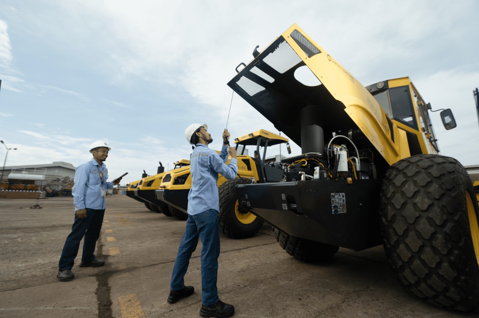 Petugas lapangan tengah memeriksa dengan saksama alat berat milik perseroan. FOTO - ISTIMEWA United Tractors (UNTR) Ungkap Transaksi Anak Usaha