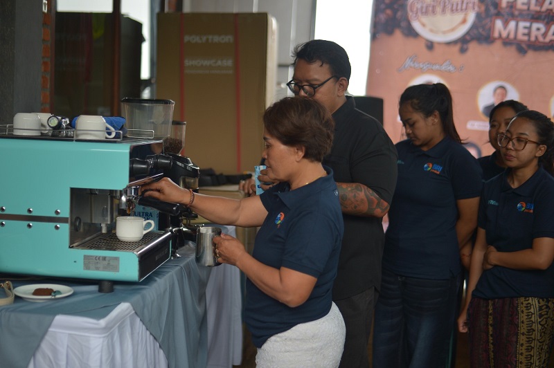Kontribusi untuk mengembangkan daerah dengan segala sumber dayanya bisa dilakukan oleh siapa saja. Bahkan, perempuan juga bisa memberikan peranan penting untuk membantu pemberdayaan masyarakat agar semakin maju. Kisah ini bisa ditemui di Kelompok Wanita Tani (KWT) Sari Amerta Giri yang berada di Dusun Asah Panji, Desa Wanagiri, Sukasada, Bali. Didukung BRI, Kelompok Wanita Tani Desa Ini Terus Berinovasi