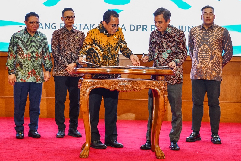 Direktur Utama BTN Nixon LP Napitupulu bersama Sekretaris Jenderal DPR RI Indra Iskandar menandatangani Perjanjian Kerja Sama antara BTN dan Sekretariat Jenderal (Setjen) DPR RI terkait Penyediaan Layanan Jasa Perbankan disaksikan oleh Direktur Network & Retail Funding BTN Rully Setiawan, Kepala Badan Keahlian Setjen DPR RI Inosentius Samsul, dan Deputi Bidang Administrasi Setjen DPR RI Sumariyandono, di Gedung Nusantara IV, Kompleks Parlemen Senayan, Jakarta, Selasa (10/6). (Foto: Endang Muchtar) BTN Bakal Buka Kantor Layanan di Kompleks DPR - RI