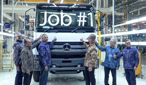 Menperin Agus Gumiwang Kartasasmita ketika menyaksikan pembukaan pabrik baru PT DCVMI di Kawasan Industri Delta Silicon 8, Cikarang, Jawa Barat, Selasa (10/6) Baru 28 Persen, Menperin Minta Daimler Tingkatkan Kandungan Lokal