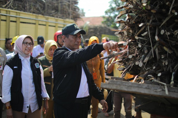 Saat melakukan kunjungan kerja ke kebun tebu P240T di wilayah Jatiroto, Kabupaten Lumajang, Jawa Timur, Selasa (10/6/2025). Mentan Amran langsung merespons laporan adanya pelanggaran harga pupuk di wilayah tersebut. Mentan Turun Tangan, Kios Penjual Pupuk Nakal Langsung Ditutup!