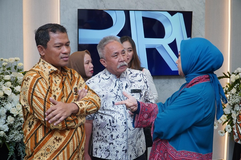 PT Bank Rakyat Indonesia (Persero) Tbk atau BRI terus memperluas layanan Wealth Management dan yang terbaru adalah hadirnya Sentra Layanan Prioritas Cirebon Kartini. Berada di lokasi premium Gedung BRI Kartini, Jl. Kartini No. 85, Kota Cirebon. BRI Resmikan Layanan Prioritas di Cirebon, Kini Jadi 43 Lokasi Premium