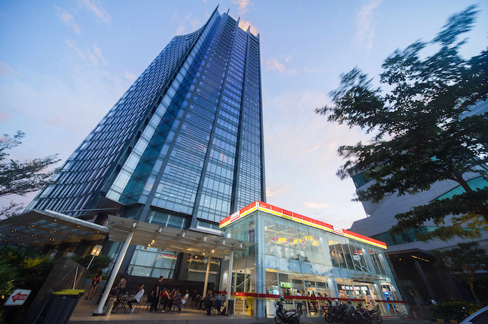 Gerai Alfamart besutan perseroan tampak berdiri kukuh di depan salah satu gedung pencakar langit Jakarta. FOTO - ISTIMEWA Morgan Stanley Gulung 28,19 Juta Saham AMRT, Simak Detailnya