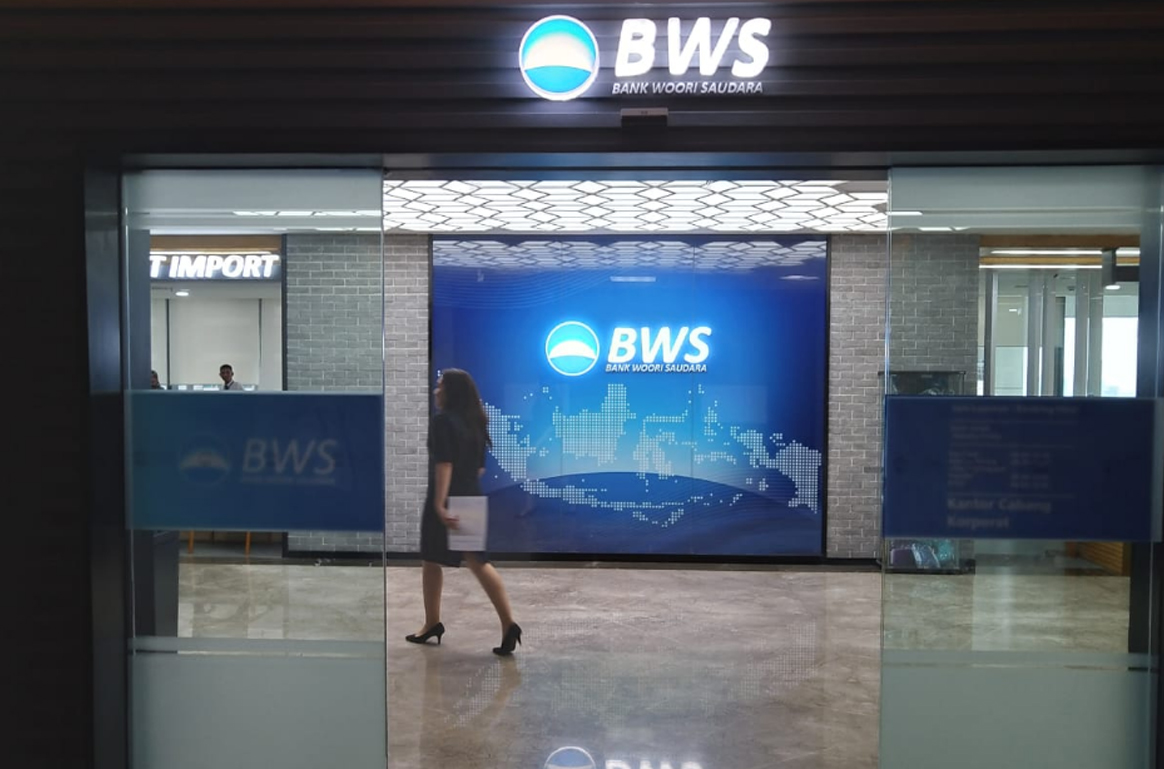 Seorang nasabah tampak melintasi teras kantor Bank Woori Saudara. FOTO - ISTIMEWA Respons Dugaan Fraud USD78,5 Juta, SDRA Beber Fakta Terkini