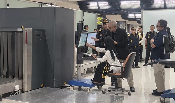Wamenkeu Anggito Abimanyu menyampaikan inovasi baru yakni barang bawaan jamaah haji akan langsung diangkut dari pesawat ke debarkasi tanpa melalui conveyor belt. Barang Bawaan Jamaah Haji Tak Lagi Melalui Conveyor Belt
