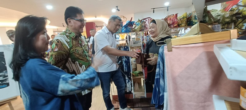 Salah satu UMKM Yayasan Astra – Yayasan Dharma Bhakti Astra sebagai peserta pendampingan (kanan) saat menjelaskan produk unggulannya, yaitu tas yang terbuat dari kayu kepada Ketua Pengurus Yayasan Astra – Yayasan Dharma Bhakti Astra, Rahmat Samulo (kedua kiri); President Director Asuransi Astra, Maximiliaan Agatisianus (kedua kanan) dan Sekretaris Pengurus Yayasan Astra – Yayasan Dharma Bhakti Astra, Ema Poedjiwati Prasetio (kiri) di tengah Kick off Program Pendampingan UMKM Perempuan di Galeri Yayasan Astra, Jakarta (11/06). Astra Bantu UMKM Perempuan Naik Kelas, Fokus ke Mentality