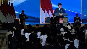 Presiden Prabowo Subianto mengumumkan kenaikan gaji hakim pada acara pengukuhan calon hakim di Mahkamah Agung (MA), Jakarta, Kamis (12/6/2025). Dok. BPMI Sekretariat Presiden. Detiknews. Presiden Naikkan Gaji Hakim Tertinggi 280 Persen, Ini Pesan KY