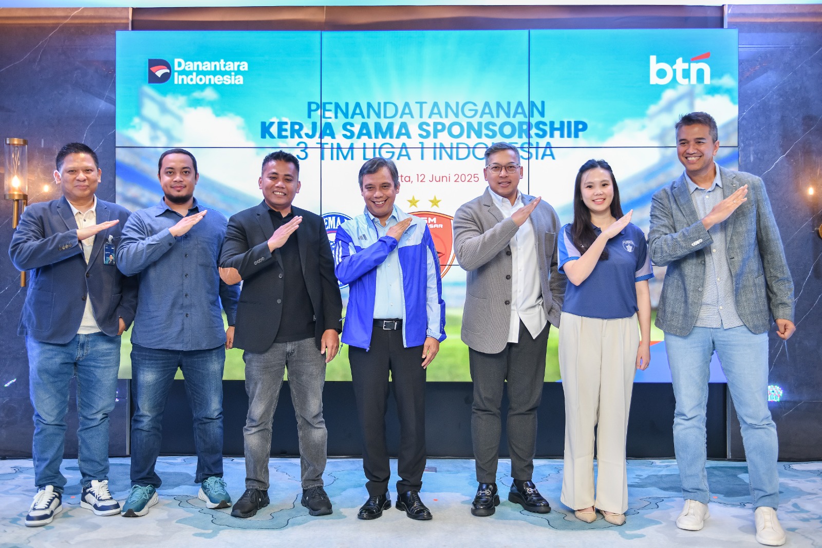 Bos BTN Nixon Napitupulu (tengah) usai teken kerja sama dengan tiga klub Liga 1. FOTO - ISTIMEWA Sponsori Tiga Klub Liga 1, Ini Komitmen BTN