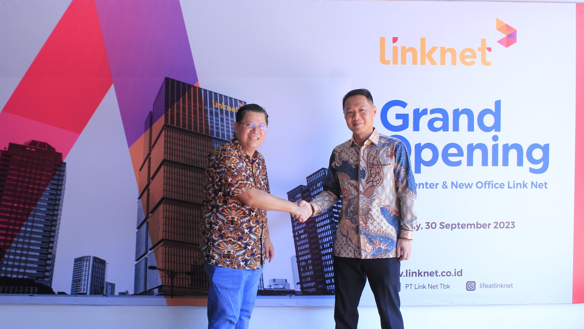 Pengurus Link Net berjabat tangan dengan wakil ZTE pada suta kesempatan. FOTO - ISTIMEWA MUFG Bank Suntik LINK Rp3,5 Triliun, Telusuri Penggunaannya