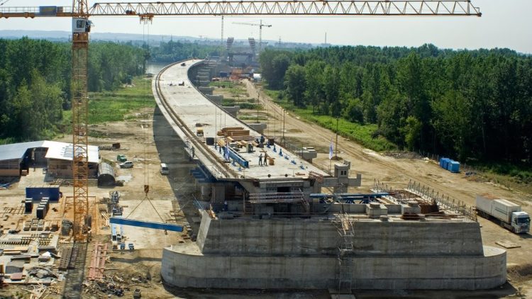 Menkeu mengungkapkan bahwa kebutuhan investasi infrastruktur Indonesia pada periode 2025 hingga 2029 diperkirakan mencapai USD625 miliar. Namun, kemampuan pendanaan pemerintah pusat dan daerah hanya mampu menutup sekitar 40 persen dari kebutuhan tersebut. Pemerintah Cuma Bisa Tutup 40 Persen Kebutuhan Investasi Infrastruktur