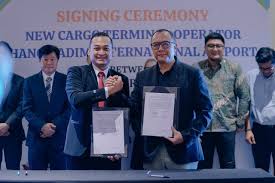 Penandatanganan kerja sama pengelolaan New Cargo Terminal Operator di Bandara Internasional Hang Nadim, Batam, Kepulauan Riau. Bandara International Batam (BIB) dan InJourney Aviation Services (IAS), anak perusahaan PT Aviasi Pariwisata Indonesia (Persero) atau InJourney mewujudkan kolaborasi itu. Dok. InJourney.st. Bandara Batam-InJourney Bersama Kelola New Cargo Terminal Operator