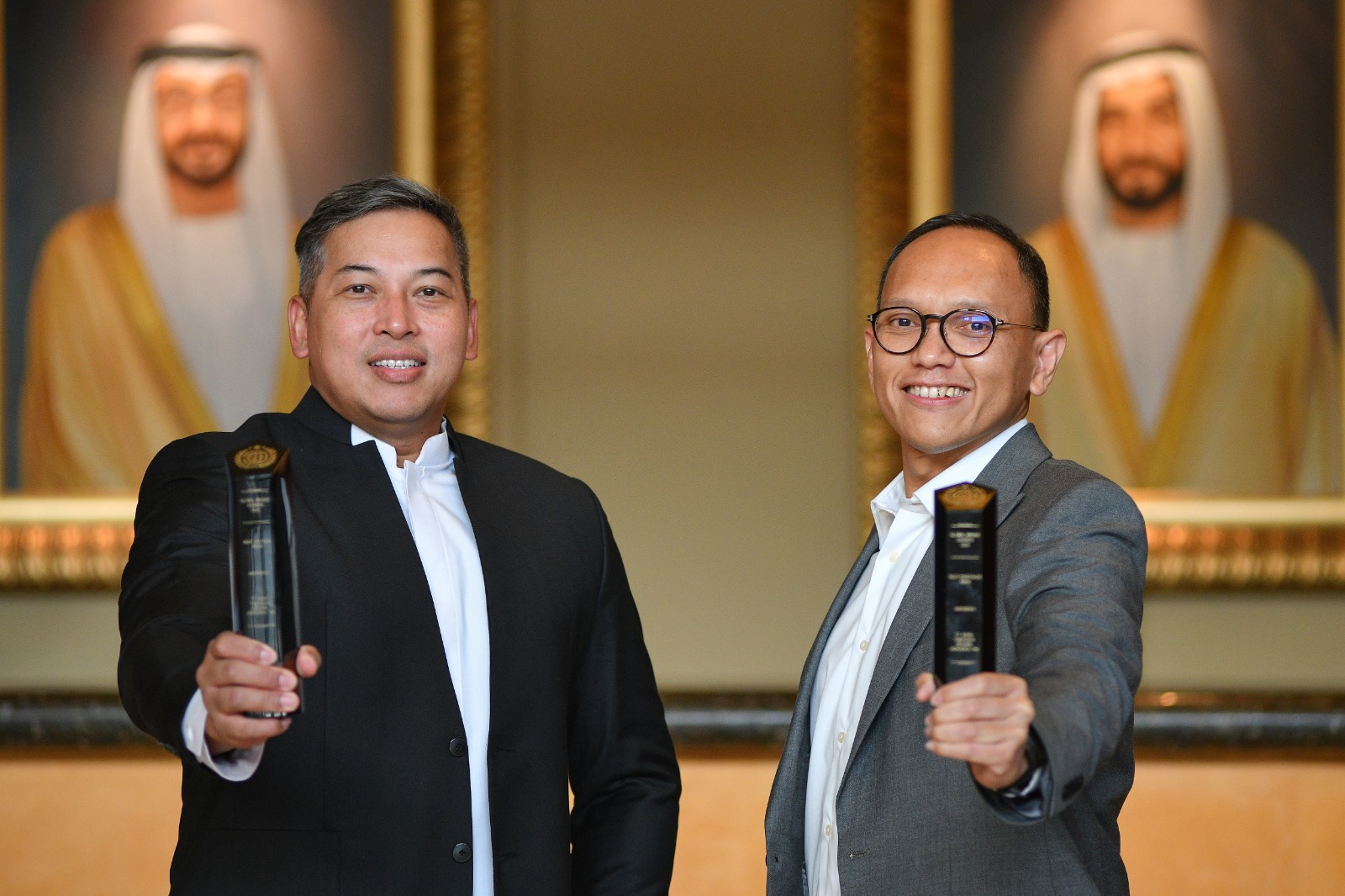 Direktur Network and Retail Funding BTN Rully Setiawan bersama Retail Funding Division Head BTN Frengky Rosadrian Perangin Angin saat menerima penghargaan Global Brand Awards 2025 di Dubai, Uni Emirat Arab, Jumat (13/6). (Foto: Endang Muchtar) BTN Sabet Penghargaan Global Brand Awards 2025