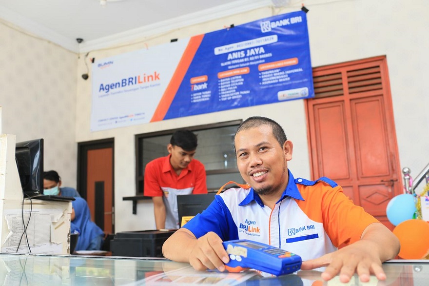 PT Bank Rakyat Indonesia (Persero) Tbk atau BRI terus menguatkan komitmennya melalui sejumlah strategi untuk memperluas inklusi keuangan nasional di tengah gelombang transformasi digital yang semakin masif di sektor keuangan. AgenBRILink Perkuat Inklusi Keuangan Indonesia di 67 Ribu Desa