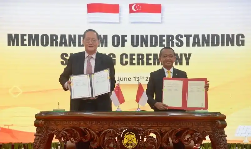 Menteri Energi dan Sumber Daya Mineral (ESDM) Bahlil Lahadalia, bersama Menteri Perdagangan dan Industri, Dr Tan See Leng (kiri). Dok. Kementerian ESDM. Indonesia-Singapura Tanda Tangani 3 MoU, Total Nilai Rp162,9 Triliun