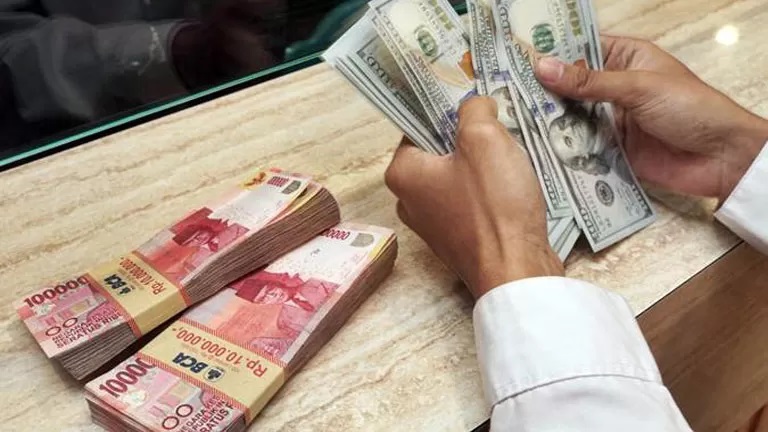 Imbas memanasnya konflik Iran-Israel nilai tukar rupiah di pasar spot Selasa (17/6) pagi ini dibuka melemah terhadap dolar AS Tunggu Perkembangan Timur Tengah, Rupiah Melemah Terhadap Dolar