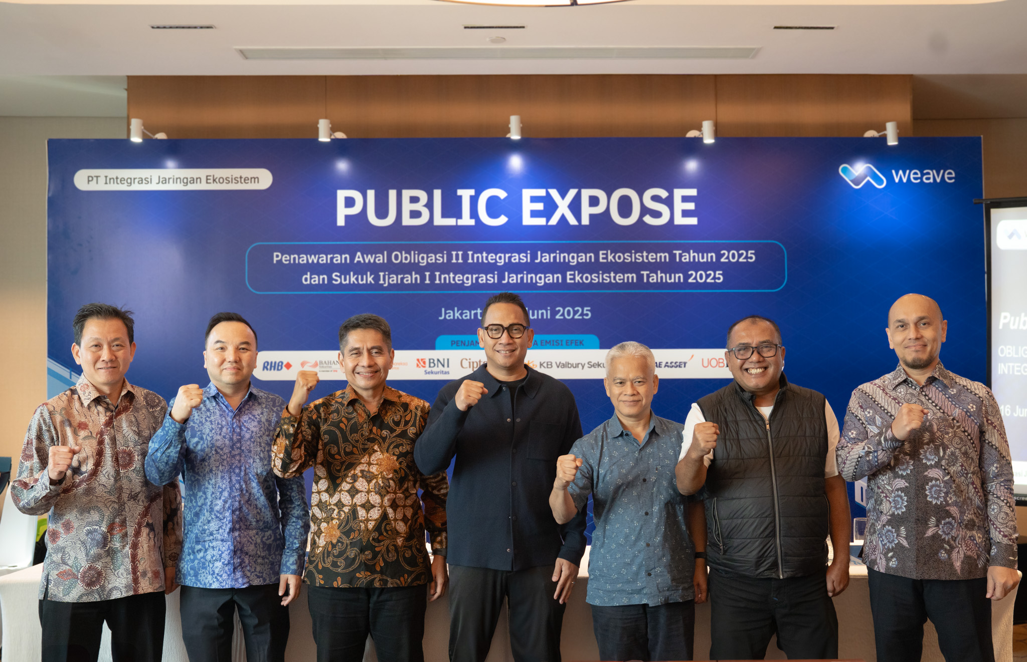 Kiri-kanan: Johannes Johannes (Senior Adviser IJE), Shannedy Ong (Investor Relations IJE / Direktur PT Solusi Sinergi Digital Tbk), Yune Marketatmo (Komisaris Utama IJE), Hermansjah Haryono (Direktur Utama IJE), Moh Mustagfirin (Direktur IJE), Erwin Tanjung (Direktur IJE), dan Gavin Yusuf (Direktur, Capital Market & Advisory di PT RHB Sekuritas Indonesia). DOK/IJE Entitas Surge (WIFI) Terbitkan Obligasi dan Sukuk Ijarah Rp2,5 Triliun