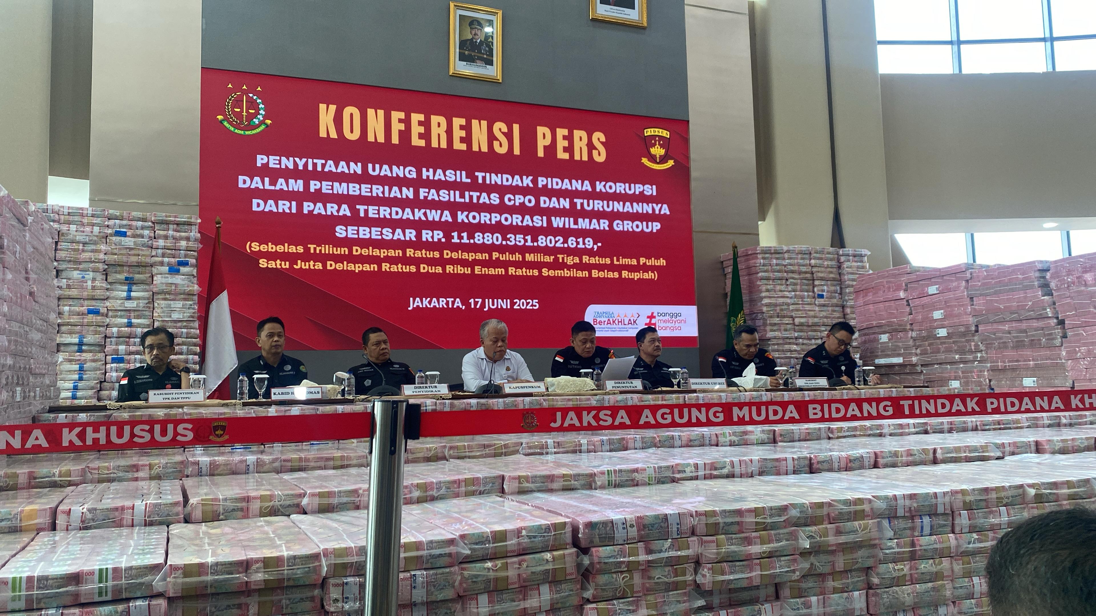 Tampak dana sitaan korupsi yang terpotret saat pelaksanaan konferensi pers yang dilaksanakan Kejagung RI (17/6). FOTO - EmitenNews.com/Akhmad Jiharka Kejagung Sita Uang Rp11,8 Triliun dari Wilmar Group