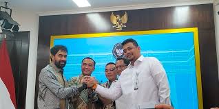 Salam Komando Gubernur Aceh Muzakir Manaf dan gubernur Sumatera Utara Bobby Nasution (kanan). Dok. RMOL. Presiden Putuskan Empat Pulau Sengketa Masuk Wilayah Aceh