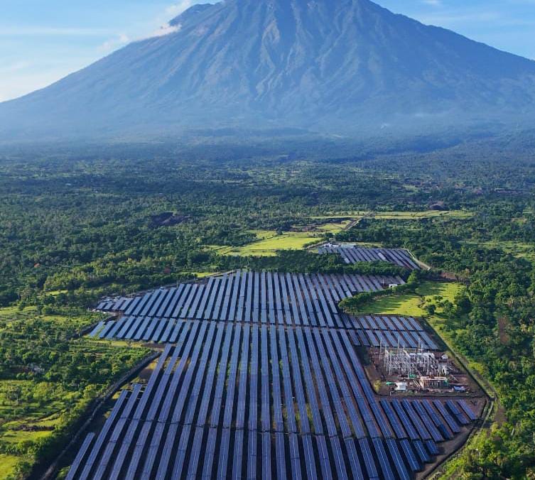 PT Medco Energi Internasional Tbk (MedcoEnergi), melalui anak perusahaannya Medco Power Indonesia (Medco Power), telah memulai operasi komersial Pembangkit Listrik Tenaga Surya (PLTS) berkapasitas 25MWp yang dikelola oleh PT Medcosolar Bali Timur, berlokasi di Karangasem, Bali Timur. Medco Energi (MEDC) Operasikan PLTS 25MWp di Bali Timur