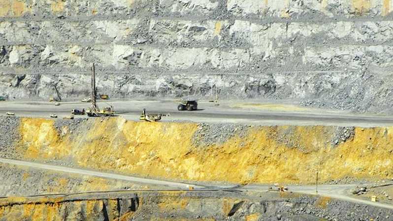 Sebuah kendaraan alat berat berjalan di area tambang batu bara milik Bakrie Group. FOTO - ISTIMEWA UBS Nambah, China Investment Buang 2,53 Miliar Saham BUMI