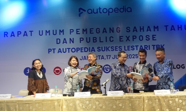Kiri ke kanan 1. Selvy Monalisa - Komisaris Independen, Erida - Komisaris Utama, Prodjo Sunarjanto - Komisaris, Jany Candra - Direktur Utama, Armeza Umar - Direktur dan Shioyama Kazuhiro - Direktur ketika menggelar RUPST Rabu (18/6). Emiten Jual Beli Mobil Bekas Milik TP Rachmat Bagi Cuan 25% Laba 2024