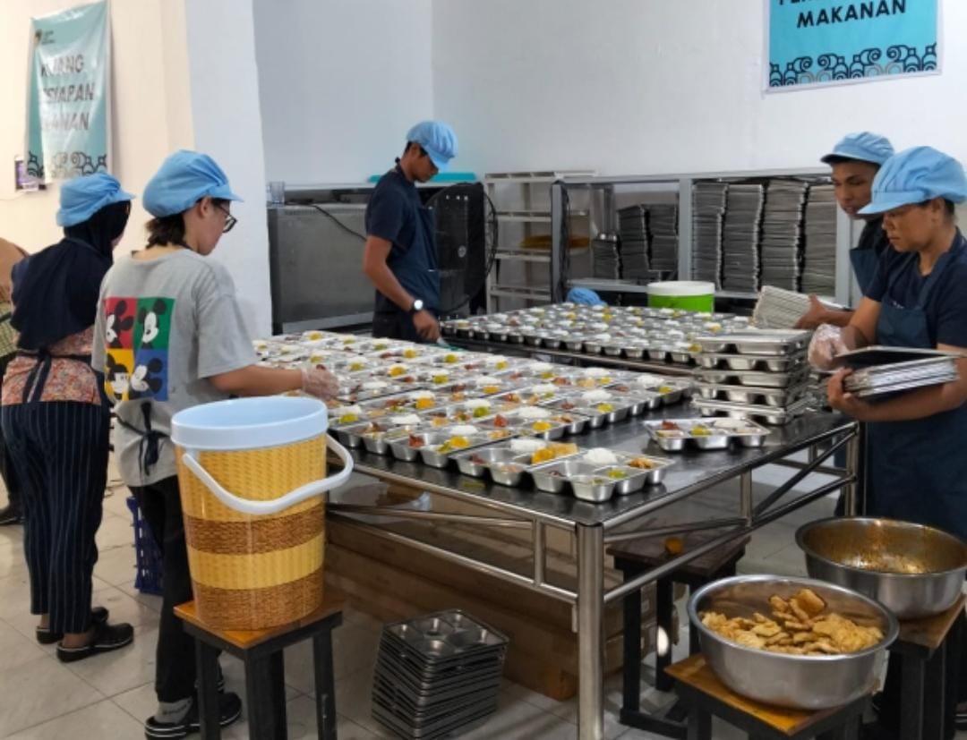 PT Bank Rakyat Indonesia (Persero) Tbk atau BRI terus berperan aktif sebagai mitra strategis pemerintah dalam mendukung program-program yang berpihak pada masyarakat. Salah satu bentuk nyata dari komitmen tersebut diwujudkan melalui dukungan kepada pelaku Usaha Mikro, Kecil, dan Menengah (UMKM) UMKM Gizi Gratis Dapat Modal BRI, Dapur Makin Produktif