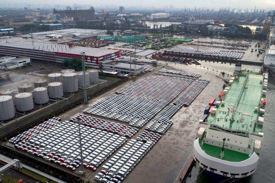 Launtan kendaraan roda empat memadati terminal perseroan. FOTO - ISTIMEWA Cum Date 25 Juni, IPCC Tabur Sisa Dividen Rp68,94 per Lembar