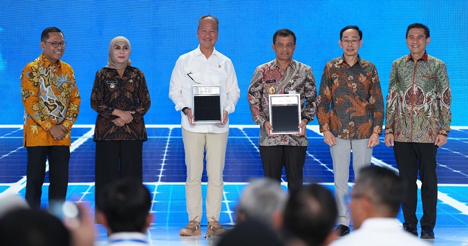 Menteri Perindustrian Agus Gumiwang Kartasasmita saat meresmikan pabrik panel surya PT Trina Mas Agra Indonesia (TMAI) di KEK Kendal, Jawa Tengah, Kamis (19/6) Pabrik Panel Surya dengan Investasi Rp1,5 Triliun Mulai Beroperasi