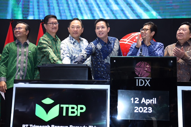 Pengurus Trimegah Bangun Persada kala mengikuti seremoni pencatatan perdana saham di main hall Bursa Efek Indonesia. FOTO - ISTIMEWA Cek Tanggalnya! Grup Harita (NCKL) Guyur Dividen Rp1,91 Triliun