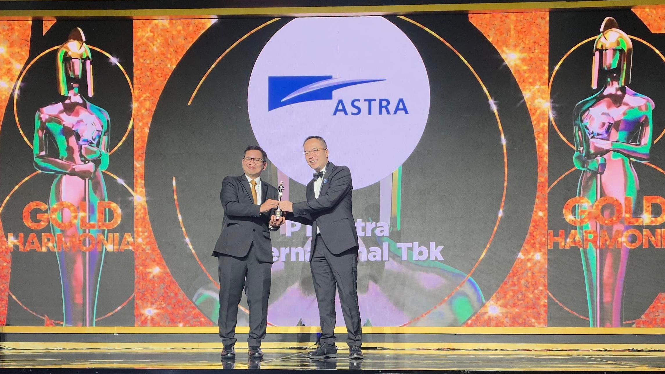 Chief of Corporate Human Capital Development Astra Aloysius Budi Santoso (kiri) saat menerima penghargaan utama HR Asia Best Companies To Work For In Asia 2025 diberikan Group Publisher/Editor-in-Chief Business Media International Datuk William Ng dalam perhelatan HR Asia Best Companies To Work For In Asia 2025. Lagi! Astra Sabet HR Asia Best Companies To Work For In Asia 2025