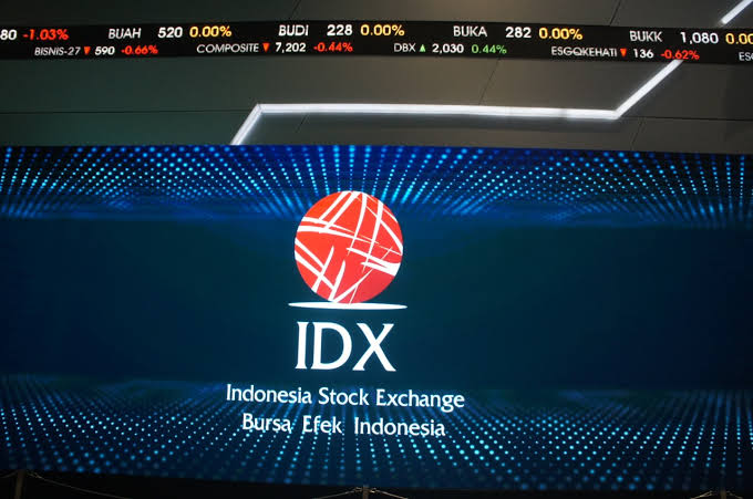 Tampilan layar lebar menampilkan logo PT Bursa Efek Indonesia Buruan! Ada Emiten Cum Date Hari Ini Bagi Dividen Yield 12,6 Persen