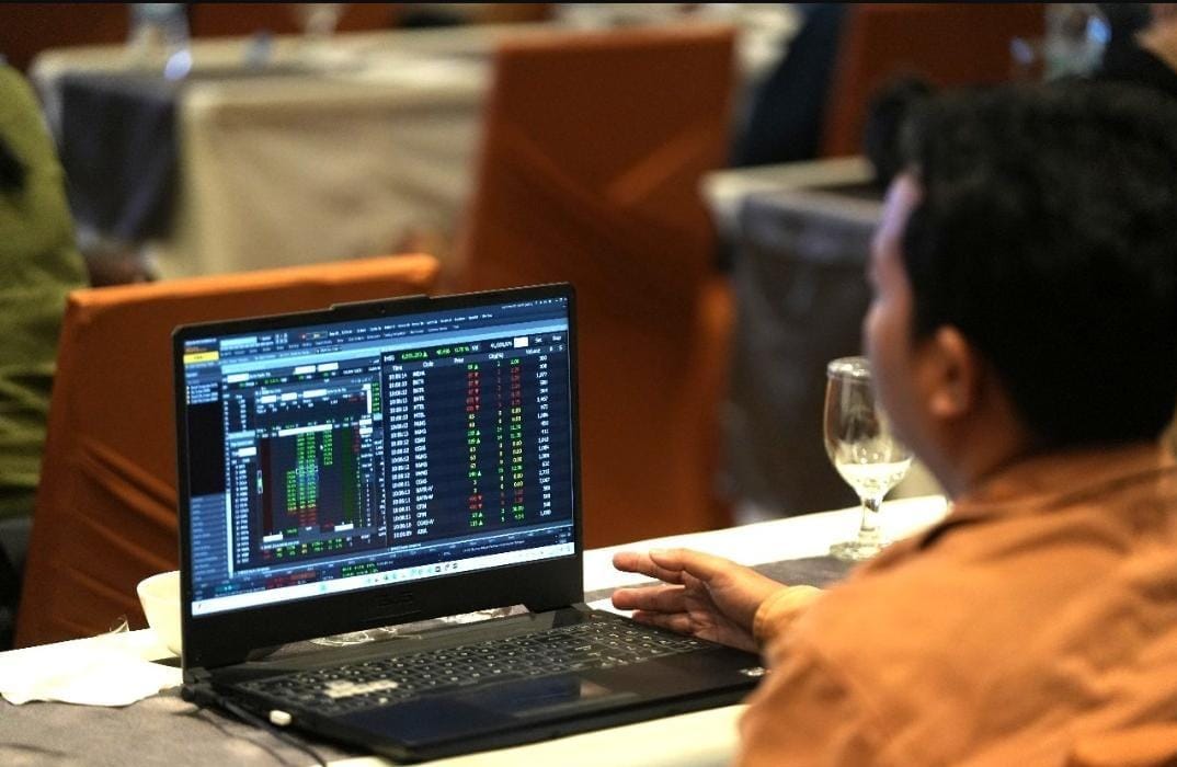 Ilustrasi Investor Saham Memantau Broker Summary (Broksum). OJK Tepis Rencana Buka Kode Broker