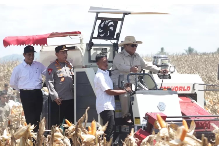 Presiden Prabowo Subianto saat menjajal alat mesin pertanian (alsintan) saat panen raya jagung di Kalimantan Barat belum lama ini.(Foto: Jakartadaily.id) Ketahanan Pangan Butuh Dukungan Industri Alsintan