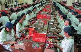 Ilustrasi buruh pabrik rokok. Dok. Investor Daily. Industri Kretek Hadapi Masalah, APTI Minta Solusi Konkrit Pemerintah