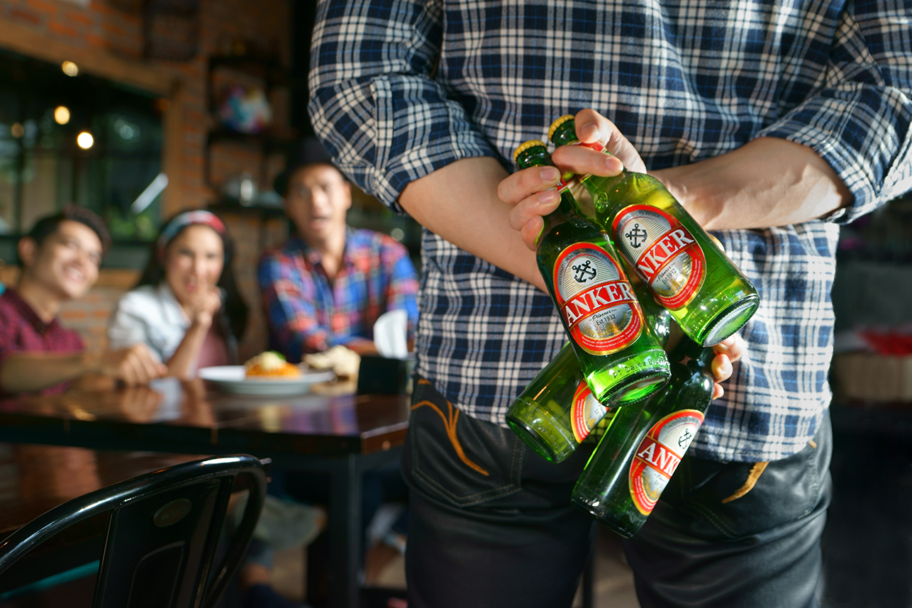 Pengunjung sebuah kedai minuman memberi kejutan kepada rekan sejawat. FOTO - ISTIMEWA Catat! Ini Jadwal Dividen DLTA Rp172 per Lembar